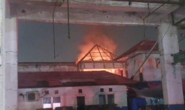 Petugas pemadam kebakaran melakukan proses pendinginan usai kebakaran melanda lapak pedagang kaki lima di area Pasar Ramayana Cikarang.