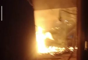 Kobaran api melahap Gedung Ramayana Pasar Baru Cikarang di Desa Cikarang Kota, Cikarang Utara, Minggu malam.