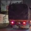 Deretan truk terlihat parkir di bahu jalan kawasan dekat PT Fajar Paper, Cikarang Barat, Kabupaten Bekasi. Kondisi ini dikeluhkan warga karena disebut memicu kemacetan dan membuat pengendara merasa kurang nyaman.
