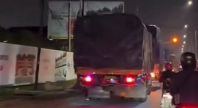 Deretan truk terlihat parkir di bahu jalan kawasan dekat PT Fajar Paper, Cikarang Barat, Kabupaten Bekasi. Kondisi ini dikeluhkan warga karena disebut memicu kemacetan dan membuat pengendara merasa kurang nyaman.