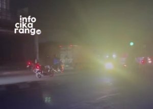 Aktivitas kendaraan terlihat padat di Jalan Diponegoro, Setiamekar, Tambun Selatan, Kabupaten Bekasi. Warga mengeluhkan minimnya fasilitas penyeberangan karena dinilai membahayakan pejalan kaki saat melintas.
