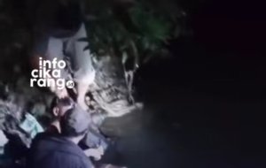 Petugas dan warga melakukan pencarian bocah yang dilaporkan tenggelam di aliran Kali Cikarang, Kampung Cabang Lio, Cikarang Utara.