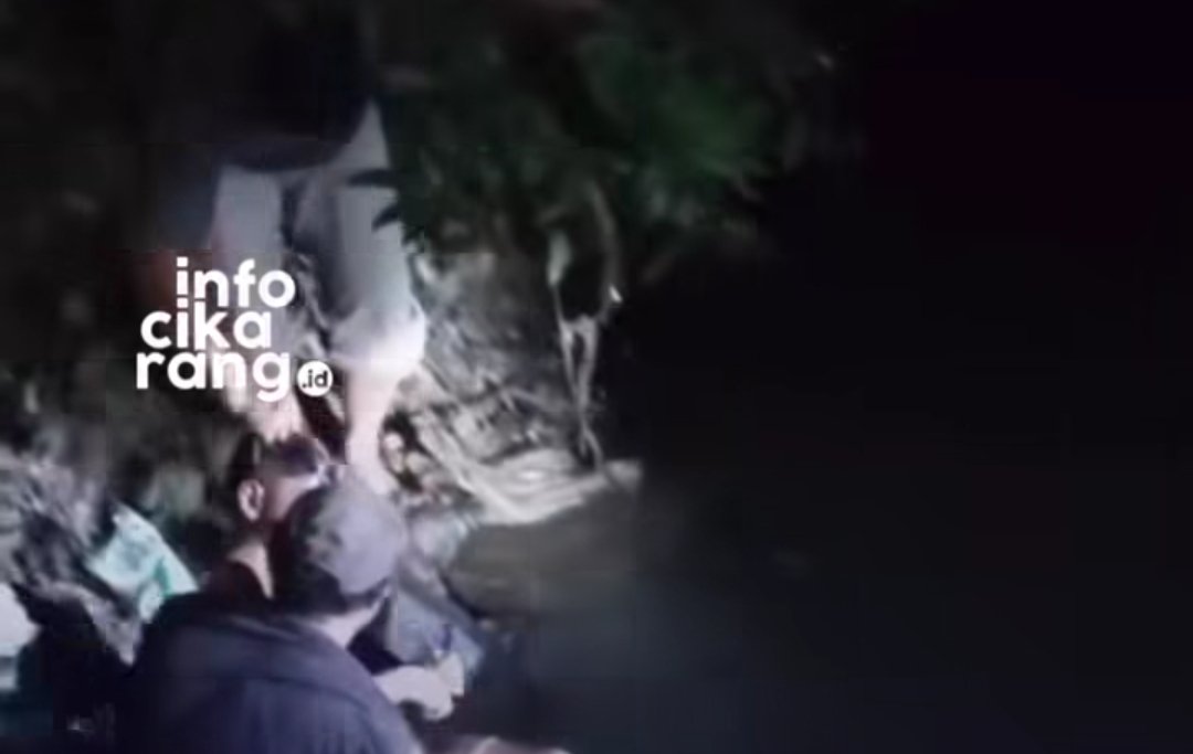 Petugas dan warga melakukan pencarian bocah yang dilaporkan tenggelam di aliran Kali Cikarang, Kampung Cabang Lio, Cikarang Utara.