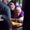 Proses evakuasi bocah 10 tahun yang tenggelam di Kali Cikarang, Kabupaten Bekasi. Korban ditemukan dalam kondisi meninggal dunia usai sempat hanyut saat mandi bersama temannya.