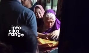 Proses evakuasi bocah 10 tahun yang tenggelam di Kali Cikarang, Kabupaten Bekasi. Korban ditemukan dalam kondisi meninggal dunia usai sempat hanyut saat mandi bersama temannya.