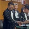 Terdakwa kasus suap proyek di lingkungan Pemkab Bekasi, Sarjan, menjalani sidang putusan di Pengadilan Tipikor Bandung, Senin (18/5/2026).