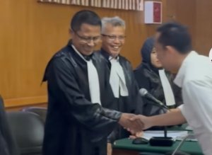 Terdakwa kasus suap proyek di lingkungan Pemkab Bekasi, Sarjan, menjalani sidang putusan di Pengadilan Tipikor Bandung, Senin (18/5/2026).