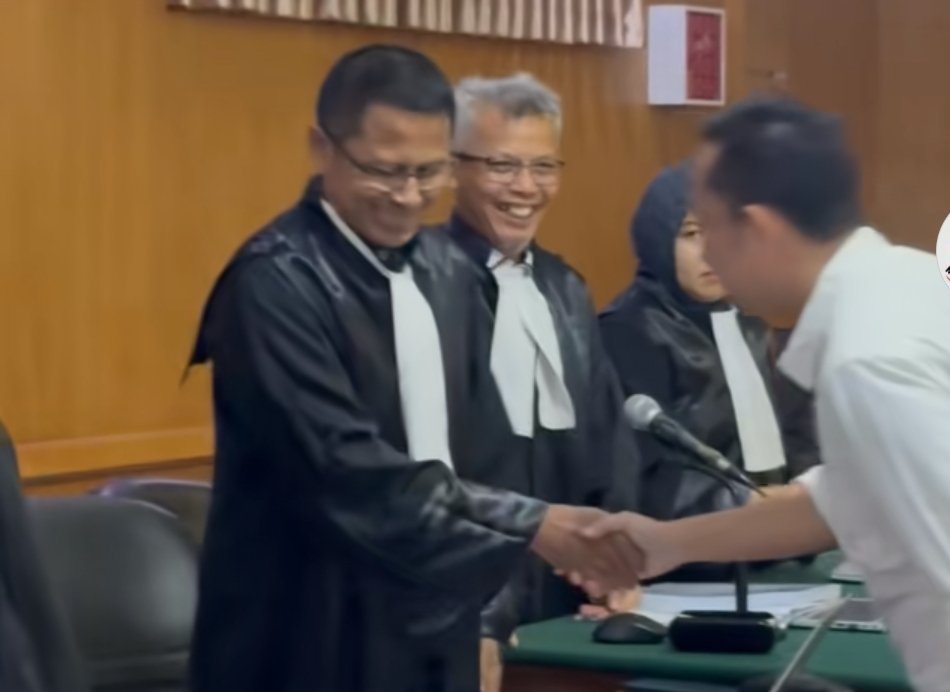 Terdakwa kasus suap proyek di lingkungan Pemkab Bekasi, Sarjan, menjalani sidang putusan di Pengadilan Tipikor Bandung, Senin (18/5/2026).