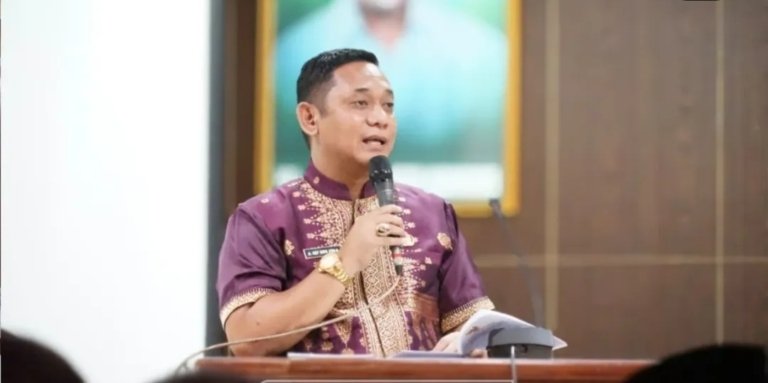 Plt Bupati Bekasi Asep Surya Atmaja melalui tim kuasa hukumnya resmi melaporkan tiga akun media sosial ke Polres Metro Bekasi terkait dugaan penyebaran hoaks dan pencemaran nama baik.