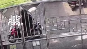 Tangkapan layar rekaman CCTV saat pelaku pencurian motor membuka pagar rumah di kawasan cluster Deltamas dekat AEON, Kabupaten Bekasi.