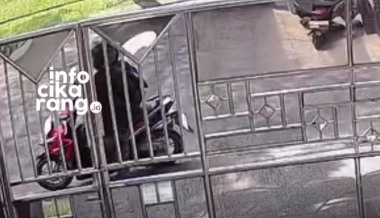 Tangkapan layar rekaman CCTV saat pelaku pencurian motor membuka pagar rumah di kawasan cluster Deltamas dekat AEON, Kabupaten Bekasi.