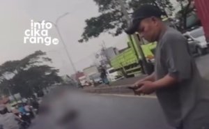 Kondisi arus lalu lintas di lokasi kecelakaan Jalan Pantura depan STIE HAS H. Agus Salim, Kali Ulu, Cikarang pada Jumat sore.