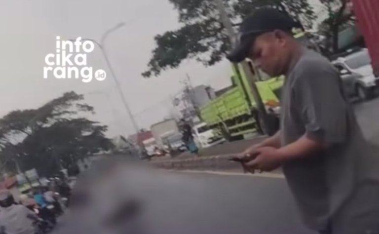 Kondisi arus lalu lintas di lokasi kecelakaan Jalan Pantura depan STIE HAS H. Agus Salim, Kali Ulu, Cikarang pada Jumat sore.