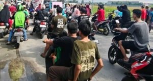 Ratusan warga Perumahan Villa Kencana Cikarang menggelar aksi menyuarakan keresahan terkait dugaan sengketa lahan pada Minggu, 24 Mei 2026.