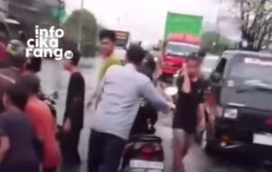 Genangan air di Jalan Gatot Subroto Cikarang Utara menyebabkan arus lalu lintas sempat tersendat pada Minggu pagi, 24 Mei 2026.