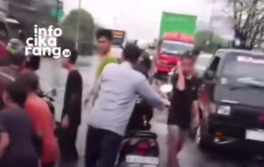 Genangan air di Jalan Gatot Subroto Cikarang Utara menyebabkan arus lalu lintas sempat tersendat pada Minggu pagi, 24 Mei 2026.