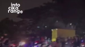 Iring-iringan suporter Viking melakukan konvoi kemenangan Persib Bandung di kawasan Cikarang, Sabtu (23/5/2026).