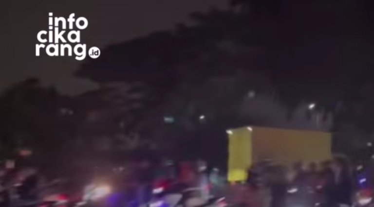 Iring-iringan suporter Viking melakukan konvoi kemenangan Persib Bandung di kawasan Cikarang, Sabtu (23/5/2026).