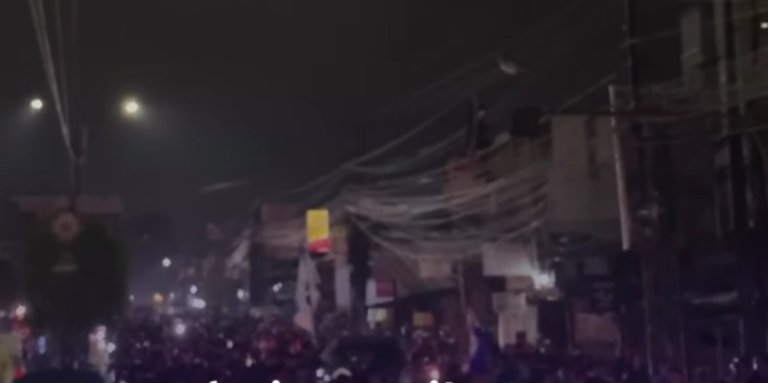 Iring-iringan suporter Viking melakukan konvoi kemenangan Persib Bandung di kawasan Cikarang, Sabtu (23/5/2026).