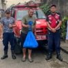 Petugas Damkar saat mengevakuasi seekor ular sanca yang masuk ke rumah warga di wilayah Tambun, Kabupaten Bekasi, Senin (25/5/2026).