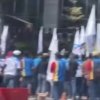 Ratusan karyawan PT Indomarco Prismatama menggelar aksi unjuk rasa di depan kantor pusat perusahaan di kawasan Pantai Indah Kapuk (PIK), Jakarta Utara, Selasa (26/5/2026).