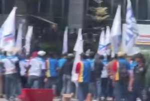 Ratusan karyawan PT Indomarco Prismatama menggelar aksi unjuk rasa di depan kantor pusat perusahaan di kawasan Pantai Indah Kapuk (PIK), Jakarta Utara, Selasa (26/5/2026).