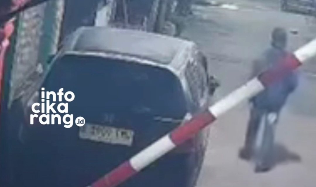 Rekaman CCTV memperlihatkan terduga pelaku pencurian sepeda motor saat beraksi di kawasan Pondok Tanah Mas, Cibitung, Selasa (26/5/2026) dini hari.
