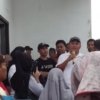 Suasana mediasi antara warga Villa Kencana Cikarang 2 dan PT Arrayan Bekasi Development yang berlangsung kondusif dengan pengawalan pihak kepolisian, Minggu (24/5/2026).