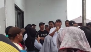 Suasana mediasi antara warga Villa Kencana Cikarang 2 dan PT Arrayan Bekasi Development yang berlangsung kondusif dengan pengawalan pihak kepolisian, Minggu (24/5/2026).