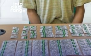 Petugas Polsek Babelan saat mengamankan pelaku beserta barang bukti obat keras jenis Tramadol di wilayah Babelan, Kabupaten Bekasi.