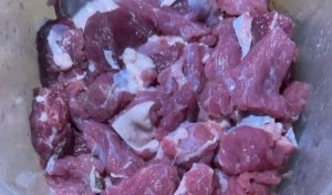 Ilustrasi pembagian daging kurban kepada masyarakat saat Hari Raya Idul Adha di Kabupaten Bekasi.