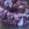 Ilustrasi penyimpanan daging kurban di dalam freezer agar tetap segar dan tahan lama saat Idul Adha.