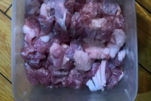 Ilustrasi penyimpanan daging kurban di dalam freezer agar tetap segar dan tahan lama saat Idul Adha.