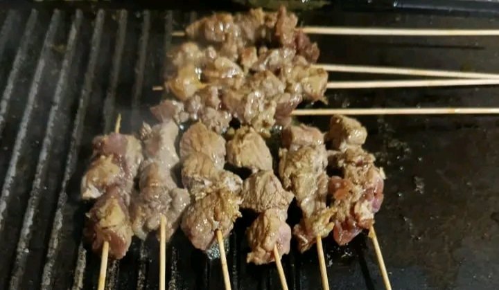 Ilustrasi daging kurban yang baru dibagikan kepada warga saat Hari Raya Idul Adha. Banyak masyarakat masih bingung apakah daging kurban perlu dicuci sebelum disimpan atau langsung dimasak.
