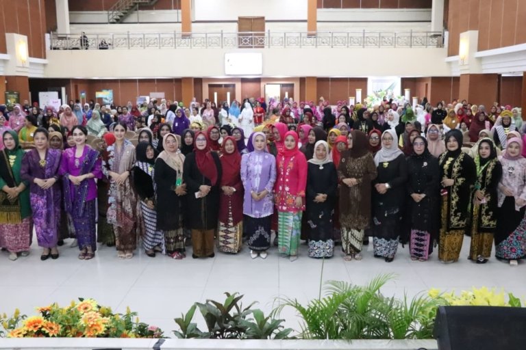 Plt Kepala DP3A Kabupaten Bekasi, Titin Fatimah, menghadiri peringatan Hari Kartini ke-147 di Gedung Wibawamukti, Cikarang Pusat, sebagai simbol komitmen pemberdayaan perempuan.