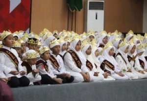Sebanyak 267 santri dari 18 rumah tahfizh mengikuti Wisuda Akbar Khotmil Qur’an di Gedung Wibawa Mukti, Cikarang Pusat, Kabupaten Bekasi.