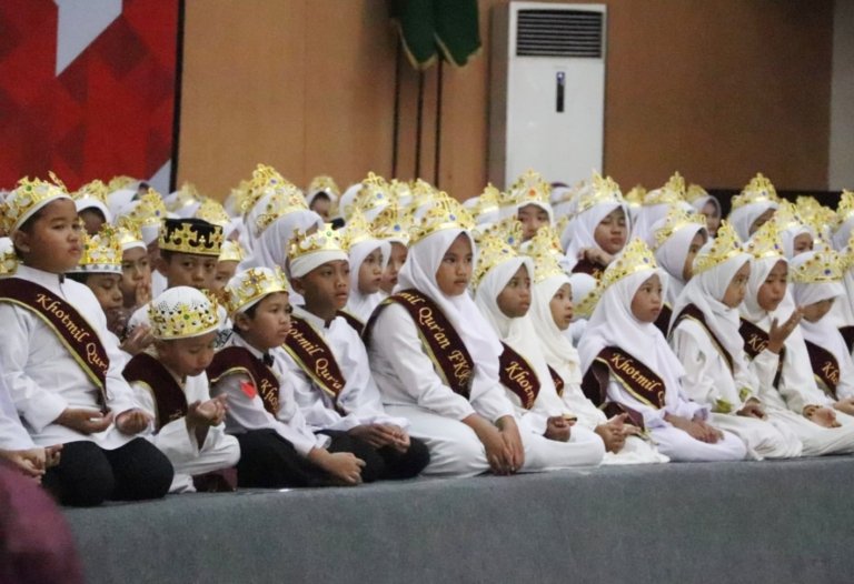 Sebanyak 267 santri dari 18 rumah tahfizh mengikuti Wisuda Akbar Khotmil Qur’an di Gedung Wibawa Mukti, Cikarang Pusat, Kabupaten Bekasi.