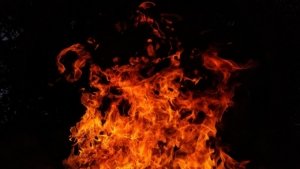 Ilustrasi sepeda motor terbakar di jalan raya usai diduga mengalami gangguan saat melintas di wilayah Cibitung, Kabupaten Bekasi.