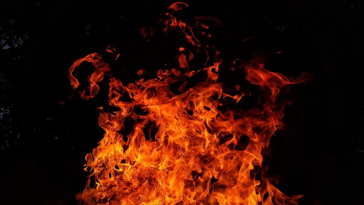 Ilustrasi sepeda motor terbakar di jalan raya usai diduga mengalami gangguan saat melintas di wilayah Cibitung, Kabupaten Bekasi.