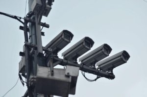 Rekaman CCTV memperlihatkan seorang remaja diduga mencuri parfum di sebuah warung di wilayah Jagawana, Sukatani, Kabupaten Bekasi.