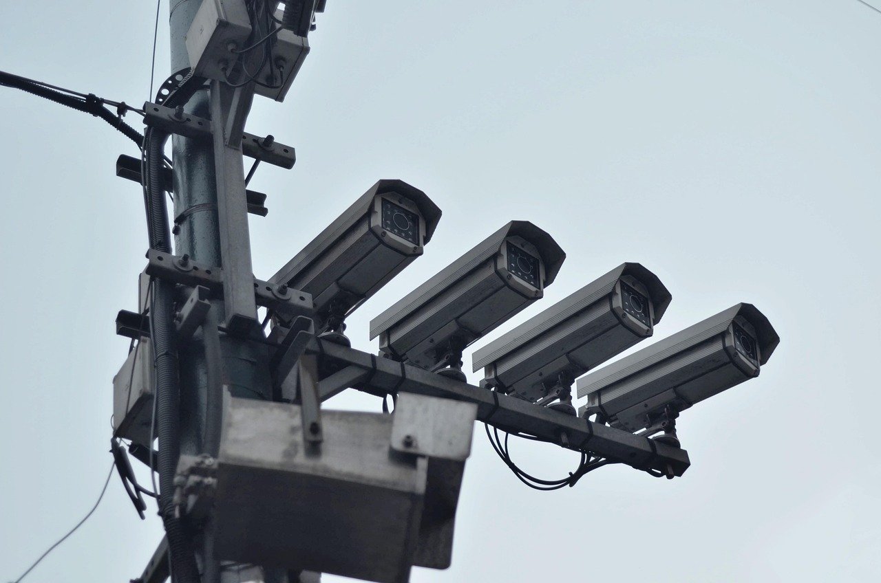 Rekaman CCTV memperlihatkan seorang remaja diduga mencuri parfum di sebuah warung di wilayah Jagawana, Sukatani, Kabupaten Bekasi.
