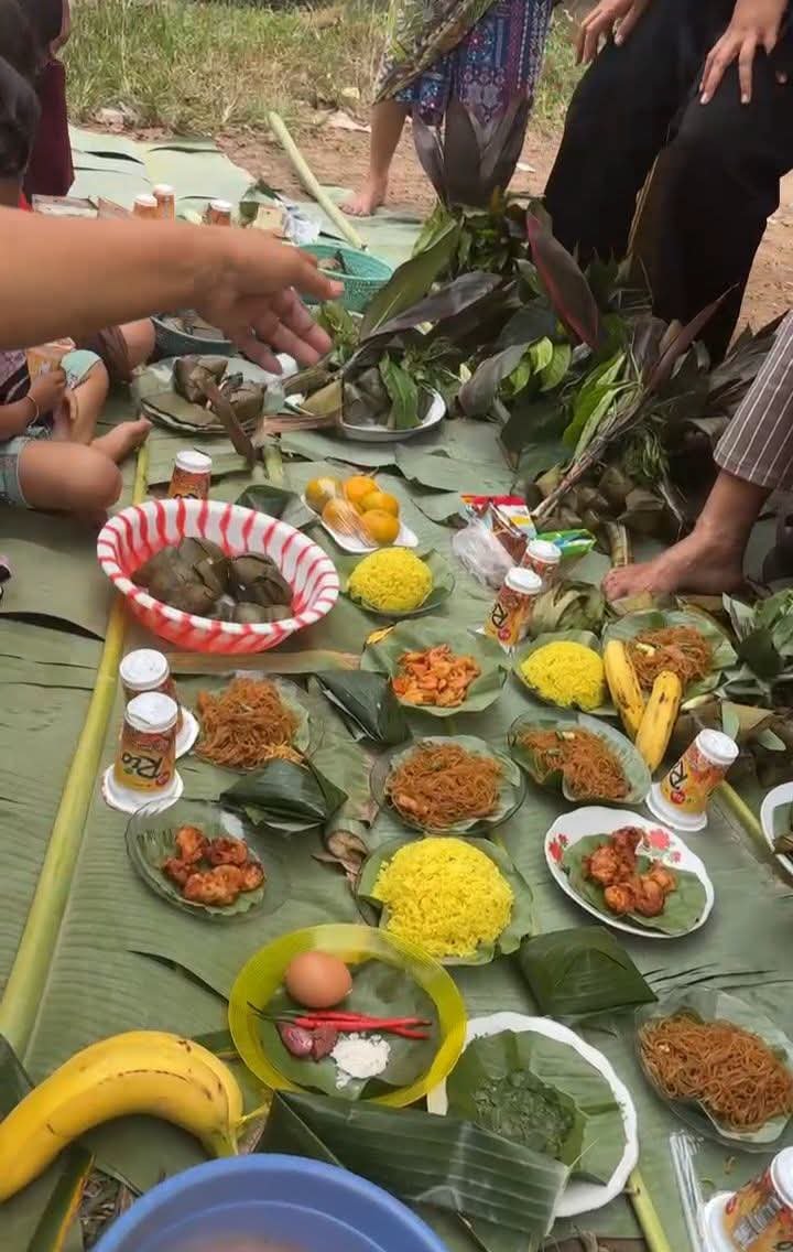Warga Desa Cibening, Kecamatan Setu, Kabupaten Bekasi mengikuti tradisi Babarit dengan membawa berbagai hidangan khas sebagai bentuk rasa syukur menyambut Bulan Muharam.