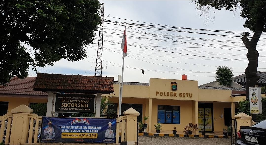 Petugas Polsek Setu membantu perempuan asal Pemalang yang diduga menjadi korban penipuan lowongan kerja setelah ditelantarkan di Bekasi tanpa bekal dan telepon genggam.