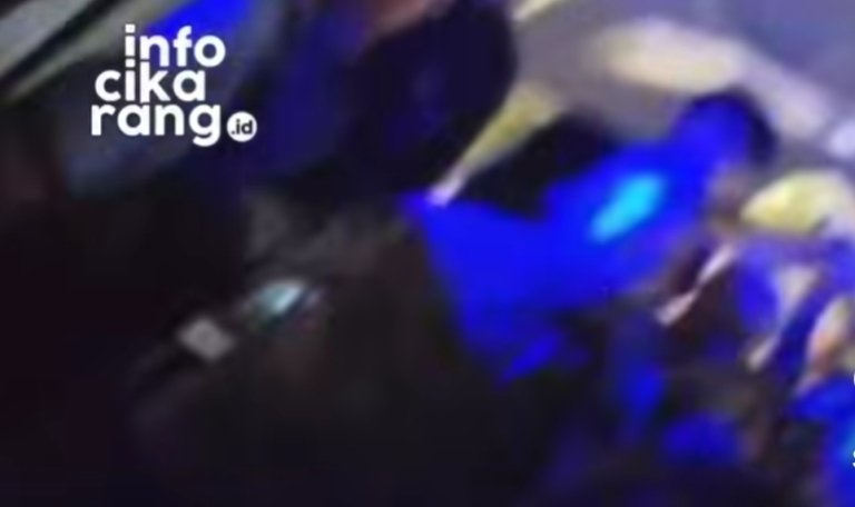 Warga Telaga Murni Cikarang Barat Heboh, Suasana di Kampung Bojong Koneng RT 002/003, Telaga Murni, Cikarang Barat saat terduga pelaku diamankan polisi, Senin 1/6/2026. Warga sekitar tampak berkerumun dan kesal di lokasi kejadian.