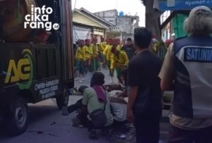 Petugas dan warga berada di lokasi kejadian setelah seorang kru odong-odong diduga tersengat kabel listrik saat melintas di wilayah Cikarang, Selasa (2/6/2026).