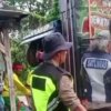 Petugas kepolisian melakukan olah TKP di lokasi kejadian Sisingaan di Cikarang Utara. (Sumber: Dokumentasi warga)