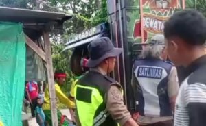 Petugas kepolisian melakukan olah TKP di lokasi kejadian Sisingaan di Cikarang Utara. (Sumber: Dokumentasi warga)