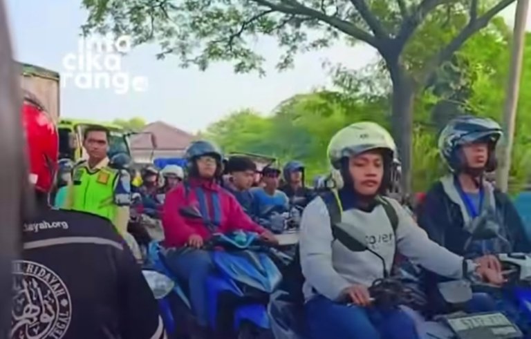 Kemacetan panjang terjadi di sekitar kawasan SPM pada Rabu pagi (3/6/2026). Antrean kendaraan terlihat mengular dan menyebabkan arus lalu lintas tersendat.
