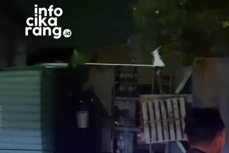 Petugas melakukan proses evakuasi truk kontainer yang terguling di Jalur Pantura Rengasbandung, Kedungwaringin, Kabupaten Bekasi, menggunakan alat berat untuk menormalkan arus lalu lintas.
