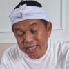 Gubernur Jawa Barat Dedi Mulyadi (KDM) saat bertemu dengan warga di wilayah Sumedang sebelum diketahui bahwa salah satu warga yang hendak dibantu pembayaran pajak kendaraan tersebut merupakan pelaku pencurian kendaraan bermotor (curanmor).
